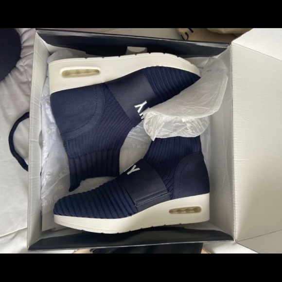 DKNY Sneakers - Picture 1 of 3